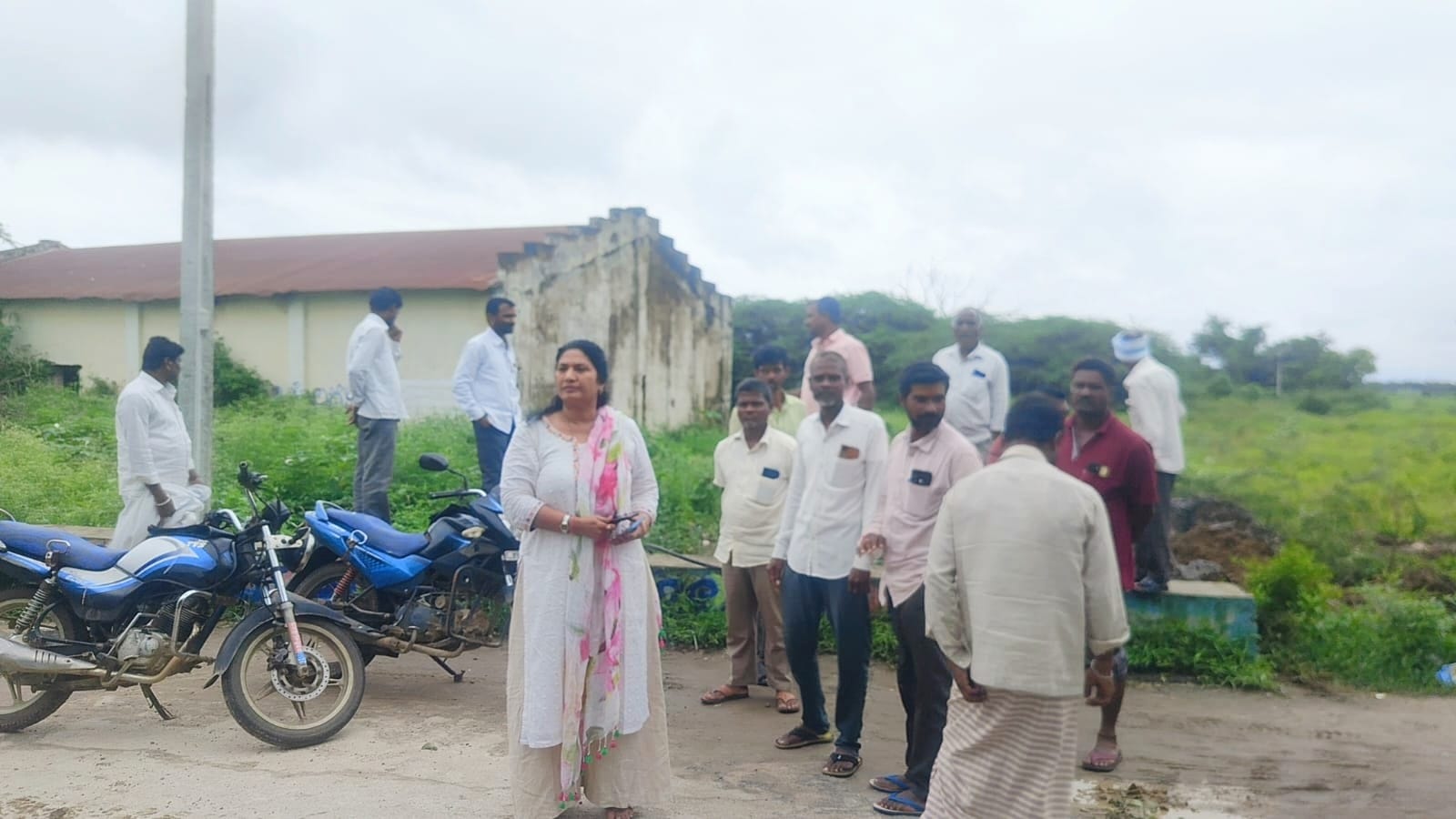 కట్టు కాలువలో పేరుకు పోయిన పిచ్చి మొక్కలు సహాయక చర్యలు చేపట్టిన హత్నూర గ్రామస్తులు