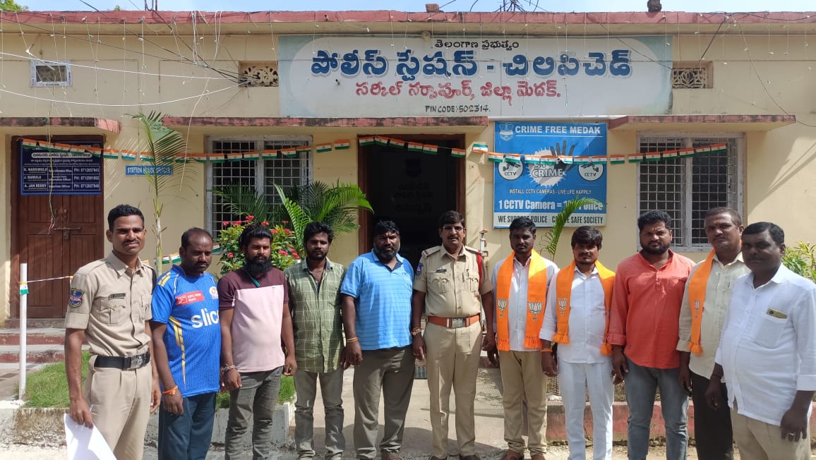 సేవ్ హైదరాబాద్ – చలో సెక్రటరేట్ కార్యక్రమంలో భాగంగా సెక్రటరేట్ ముట్టడికి వెళ్తున్నారనే సమాచారంతో బిజెపి నాయకులను ముందస్తు అరెస్ట్