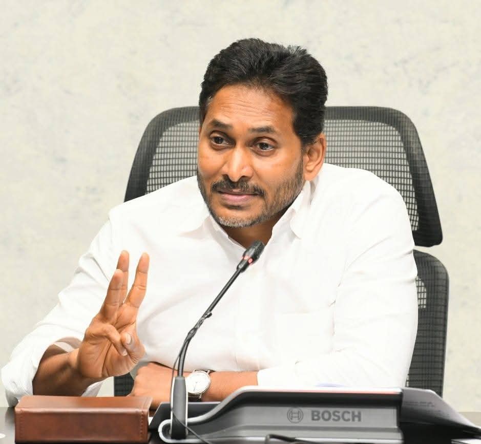 వైయస్సార్ కాంగ్రెస్ పార్టీలో కీలకమైన పదవులలో సీనియర్లను పరిగణలోకి తీసుకోండి.