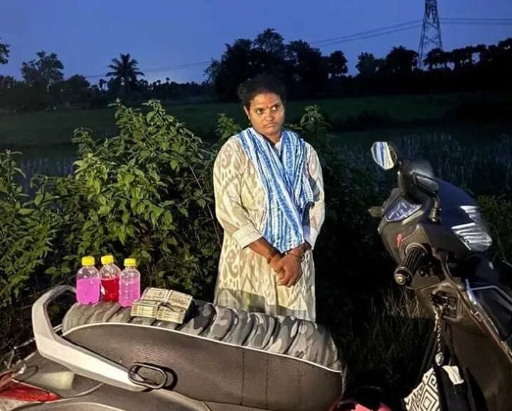 లంచం తీసుకుంటూ పట్టుబడ్డ VRO