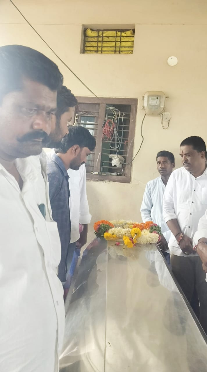 మహేష్ భౌతికకాయానికి నివాళులు అర్పించిన ముదిరాజ్ సంఘం…
