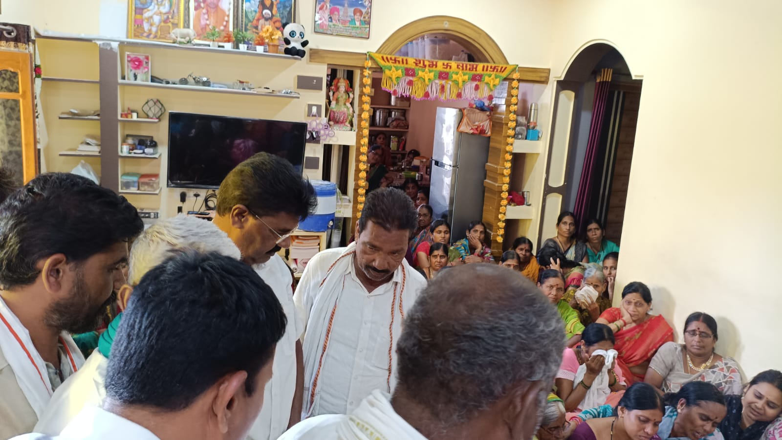 పార్థివ దేహానికి పూలమాలలు వేసి నివాళులు అర్పించిన మాజీ ఎమ్మెల్యే ……