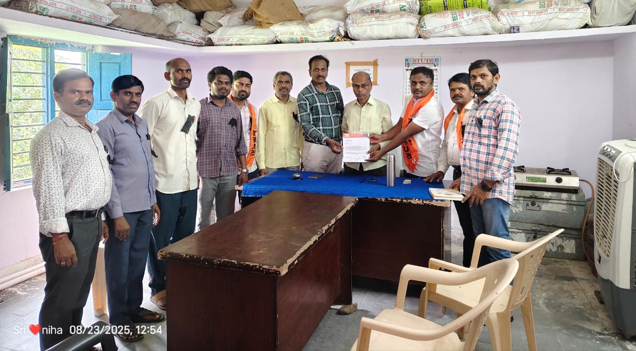 సి.పి.యస్.విధానాన్ని రద్దు చేసి పాతఫించను విధానాన్నిపునరుద్ధరించాలని కోరుతూ ఎమ్మార్వో కు వినతి పత్రం