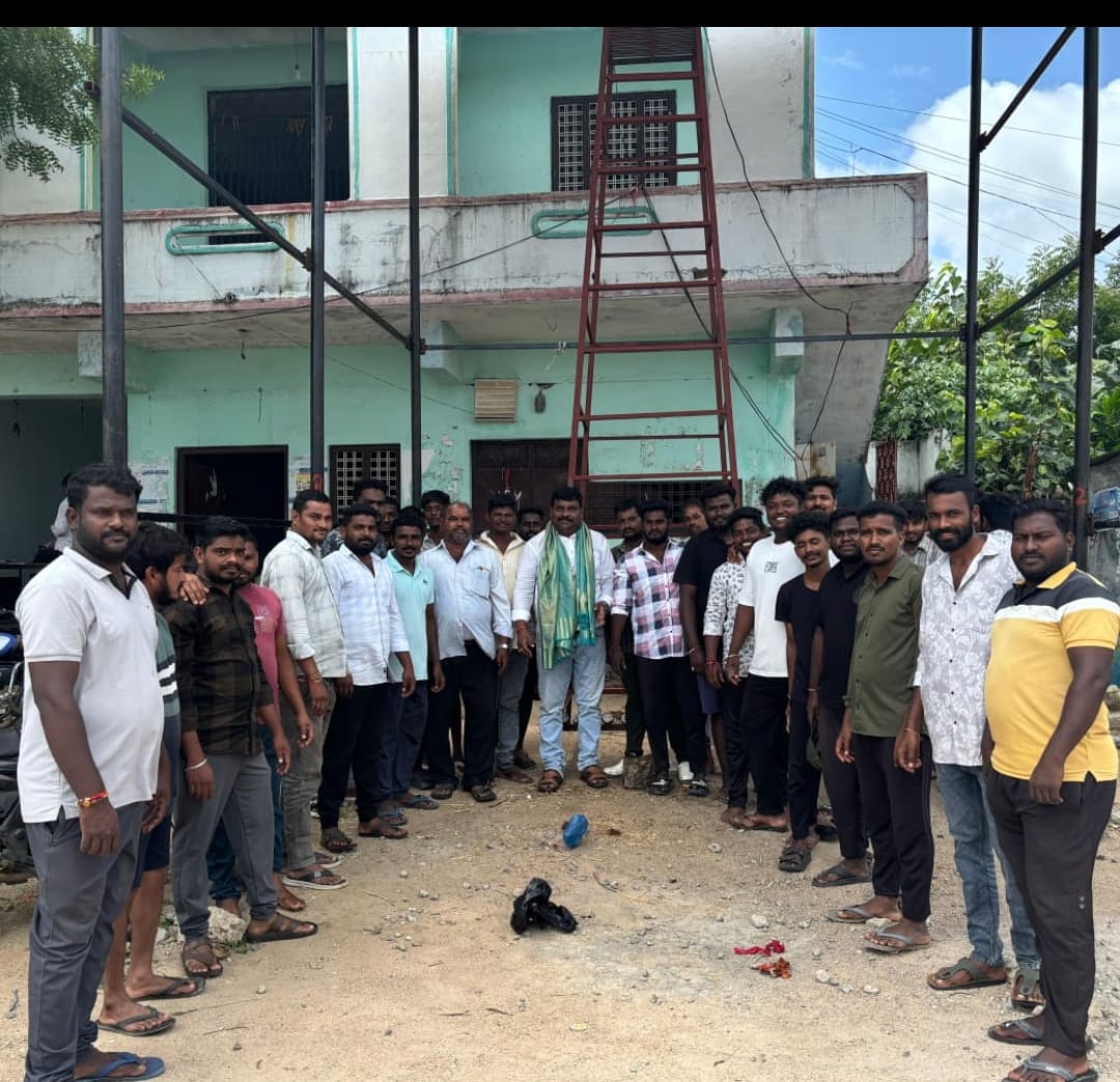 ఏర్గట్లలో వినాయక మండపాల యూత్ సభ్యులకు స్టాండ్ అందజేసిన- శివన్నోళ్ళ శివకుమార్