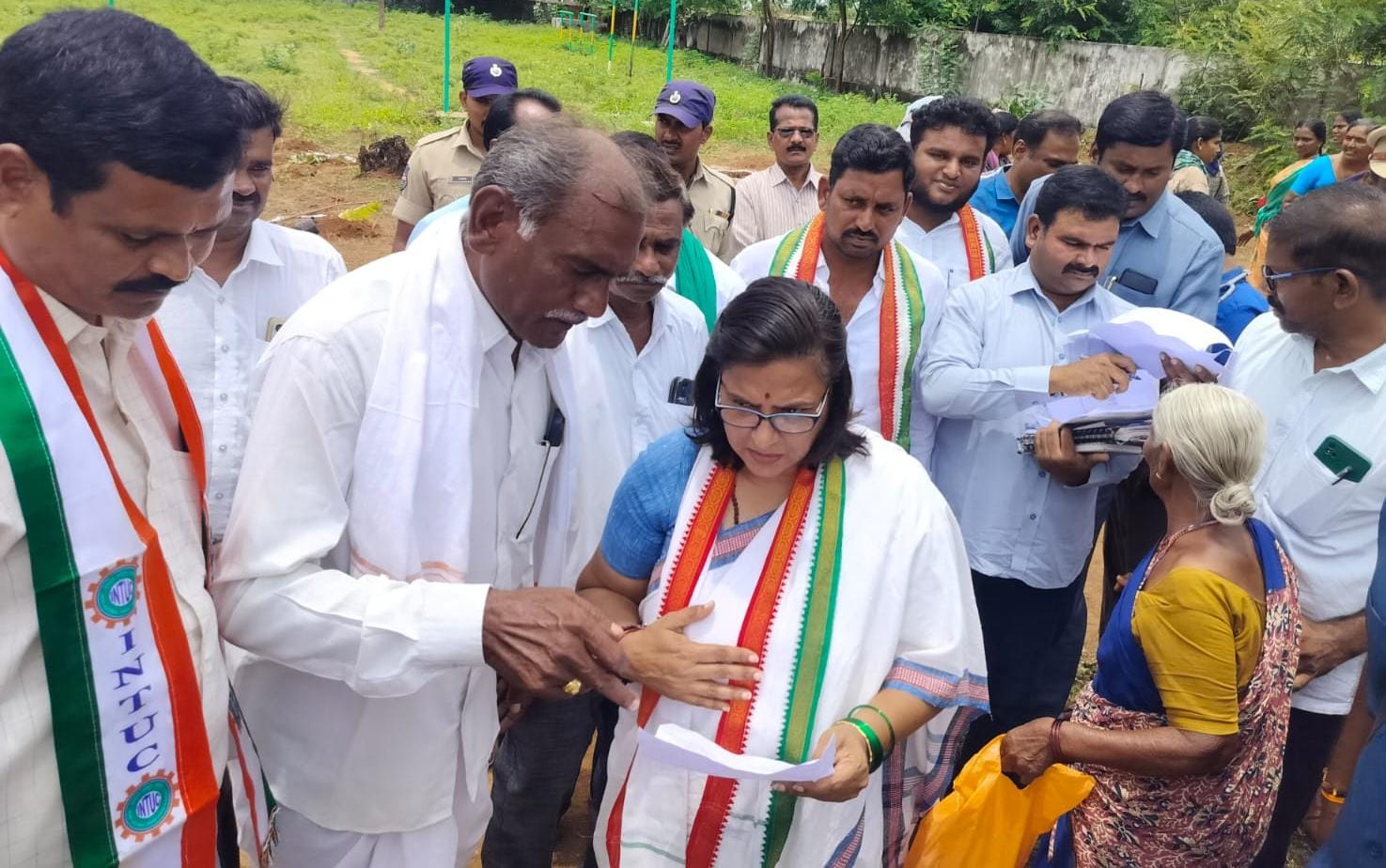 రోడ్డు నిర్మాణ పనులను చేపట్టాలని ఎమ్మెల్యేకు వినతిపత్రం అందజేత
