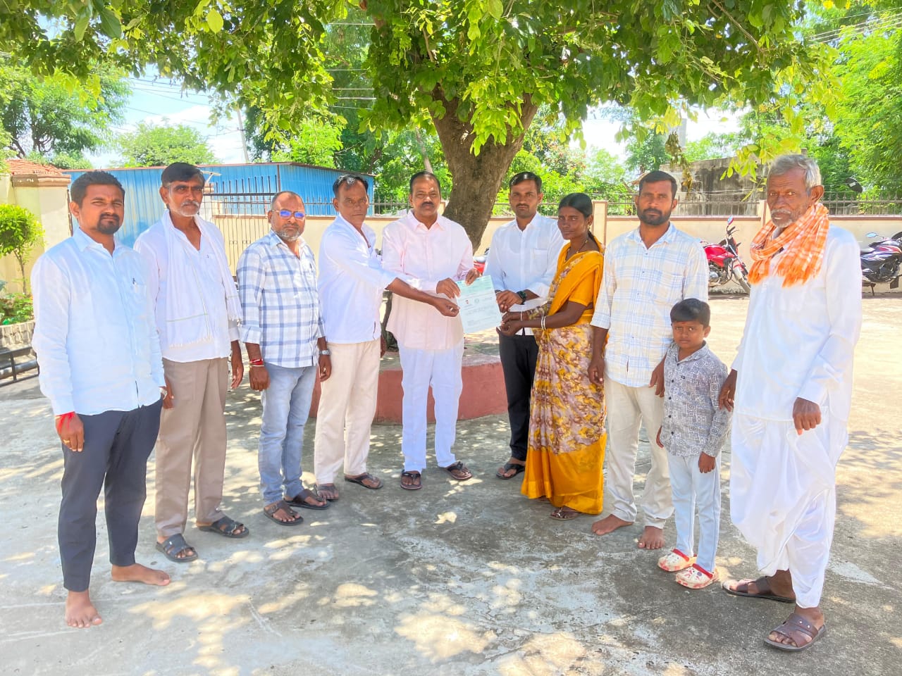 లబ్ధిదారులకు సిఎంఆర్ఎఫ్ చెక్కులను అందించిన మాజీ ఎమ్మెల్యే