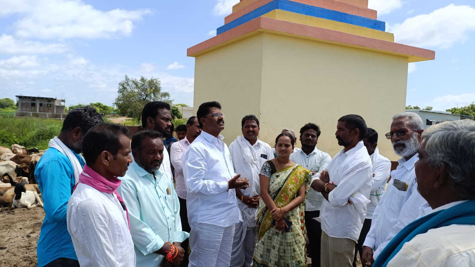 గుండె కల్లూరు గ్రామంలో గొర్రె కాపరులను కలిసిన మాజీ ఎమ్మెల్యే