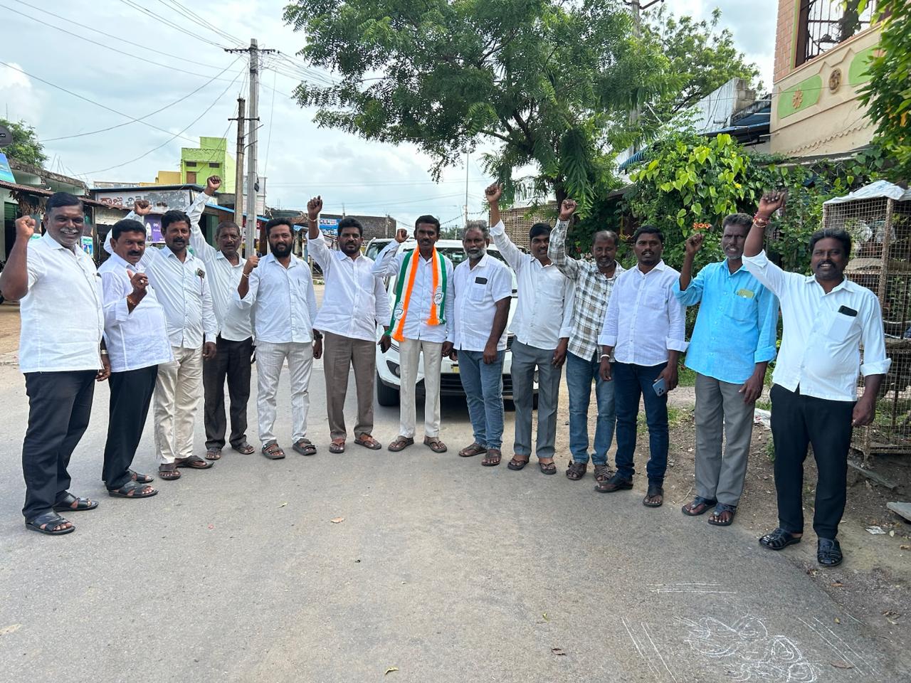 జనహిత యాత్రకు బయలుదేరిన కాంగ్రెస్ నాయకులు