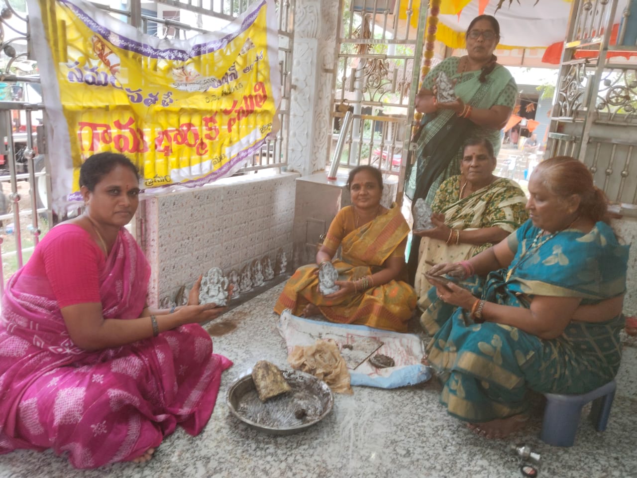 మట్టి వినాయకుల ప్రతిమలు వితరణ