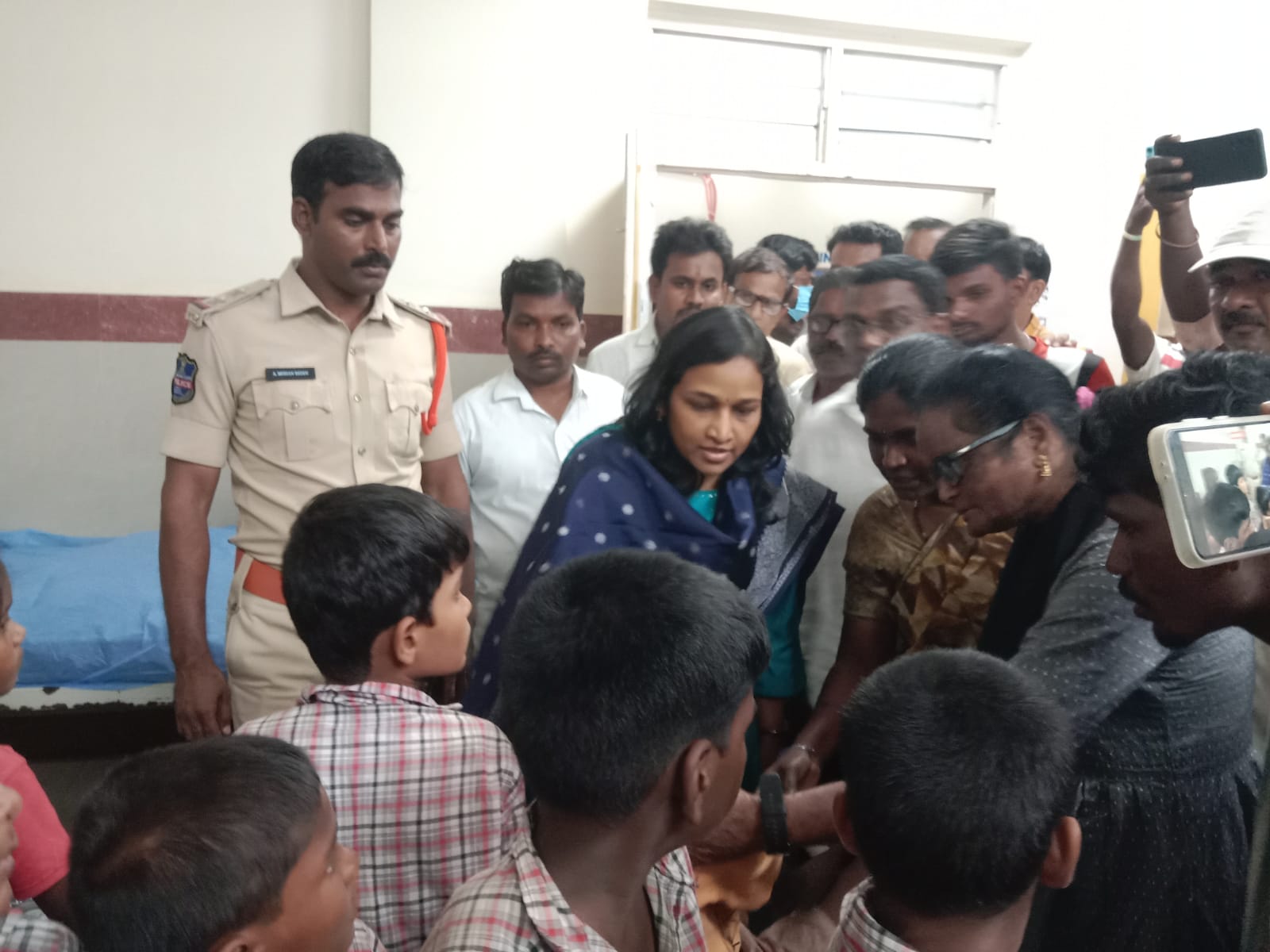 21 మంది ఫుడ్ ఫైజాన్ తో అస్వస్థకు గురైన విద్యార్థులు