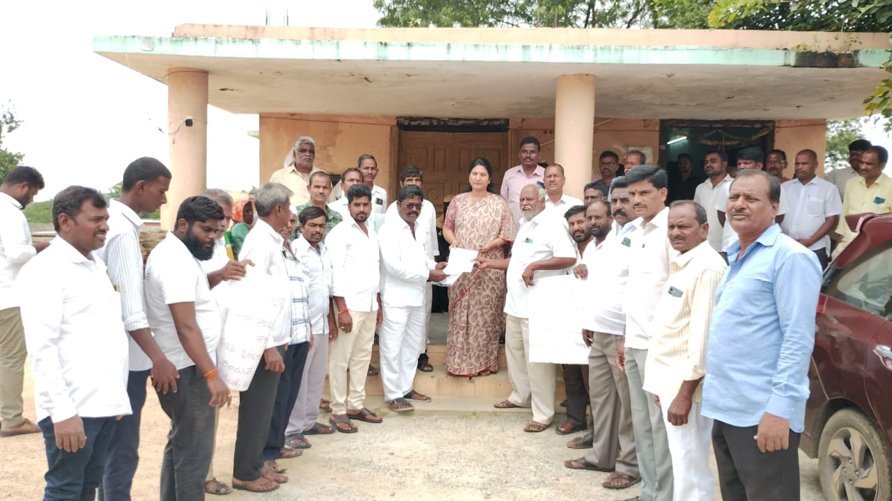 రేషన్ డీలర్ల కమిషన్ నిధులు వెంటనే విడుదల చేయాలి.హత్నూర తాసిల్దార్ పర్వీన్ షేక్ కు వినతిపత్రం అందజేసిన డీలర్లు