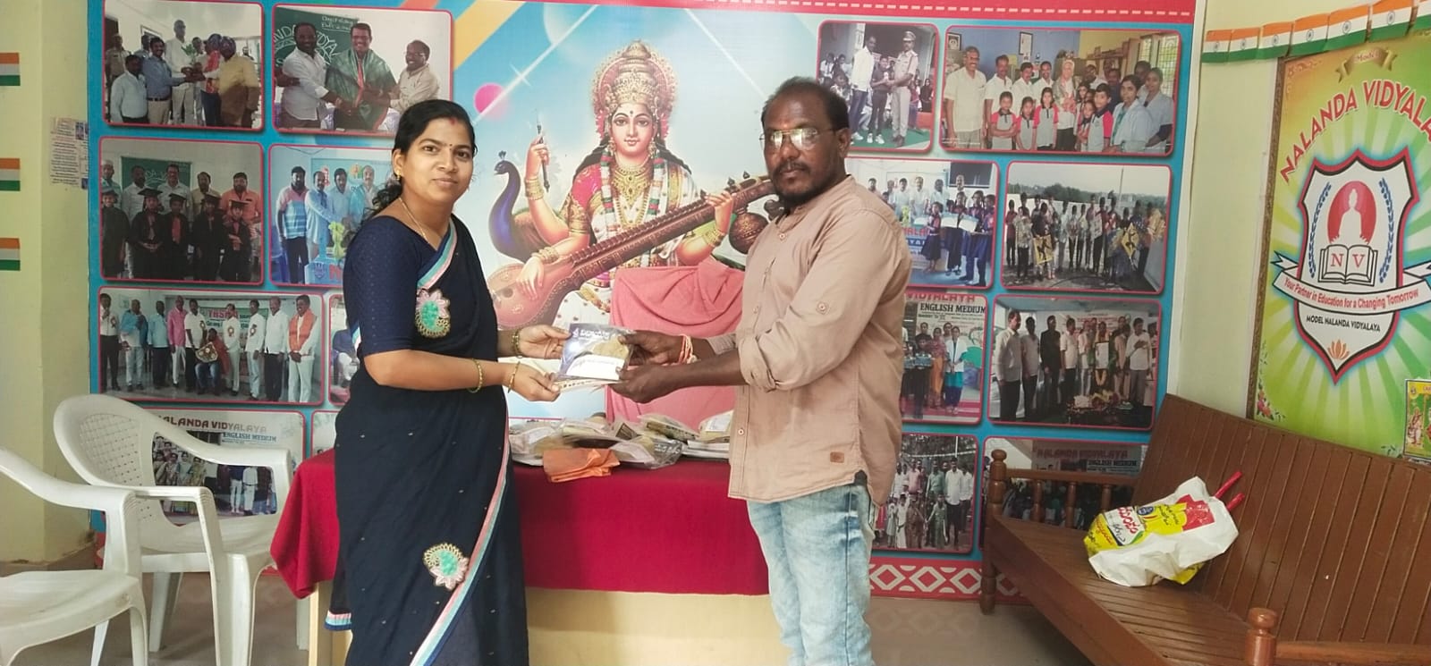 నలంద విద్యాలయం లో మట్టి గణపతి విగ్రహాల పంపిణీ