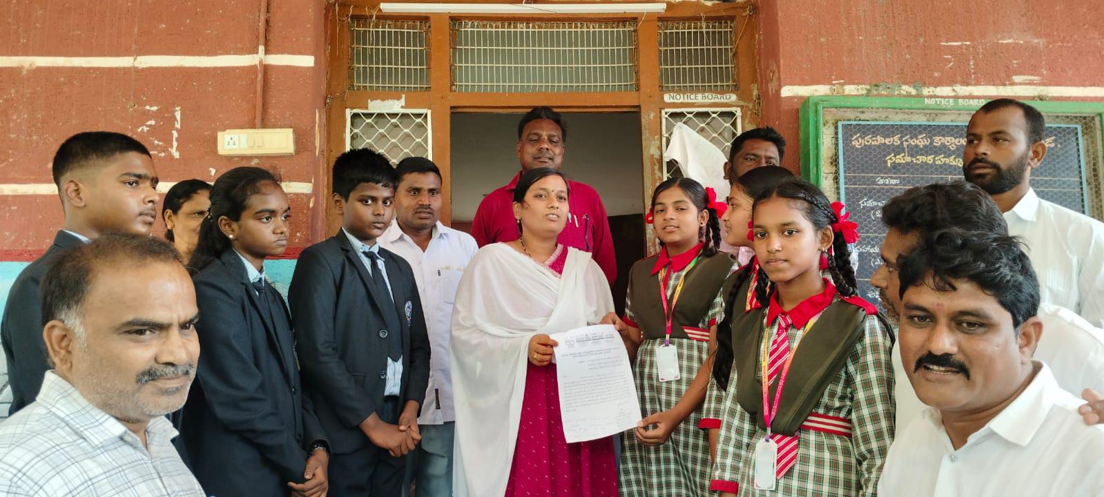 కోతులు కుక్కల దాడుల నుంచి తమను కాపాడాలని స్కూల్ ఆఫ్ ఆక్స్ఫర్డ్ & ఇండియన్ ప్రిన్సెస్ స్కూల్ విద్యార్థుల ప్రచార ర్యాలీ