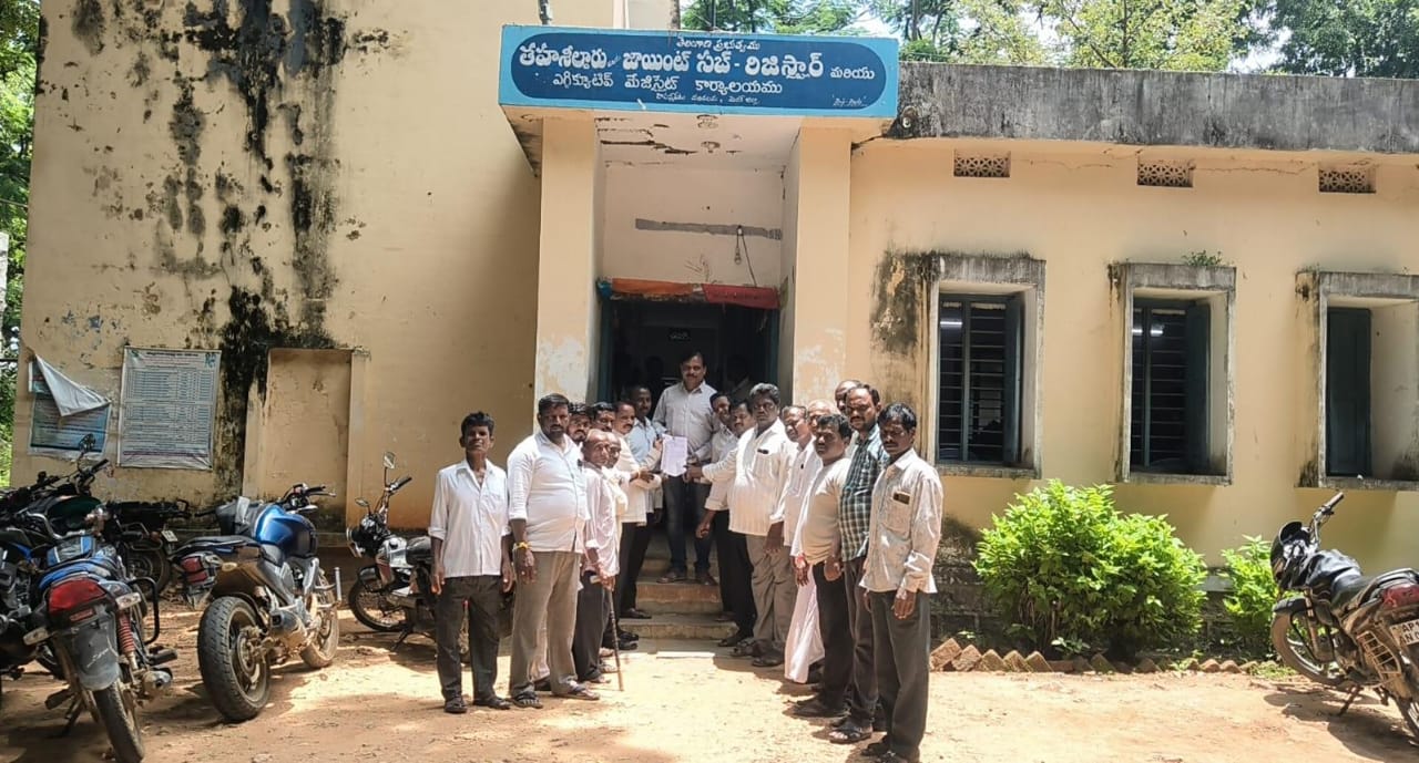 రేషన్ డీలర్ల కమిషన్ పై ఎమ్మార్వో కు వినతి పత్రం