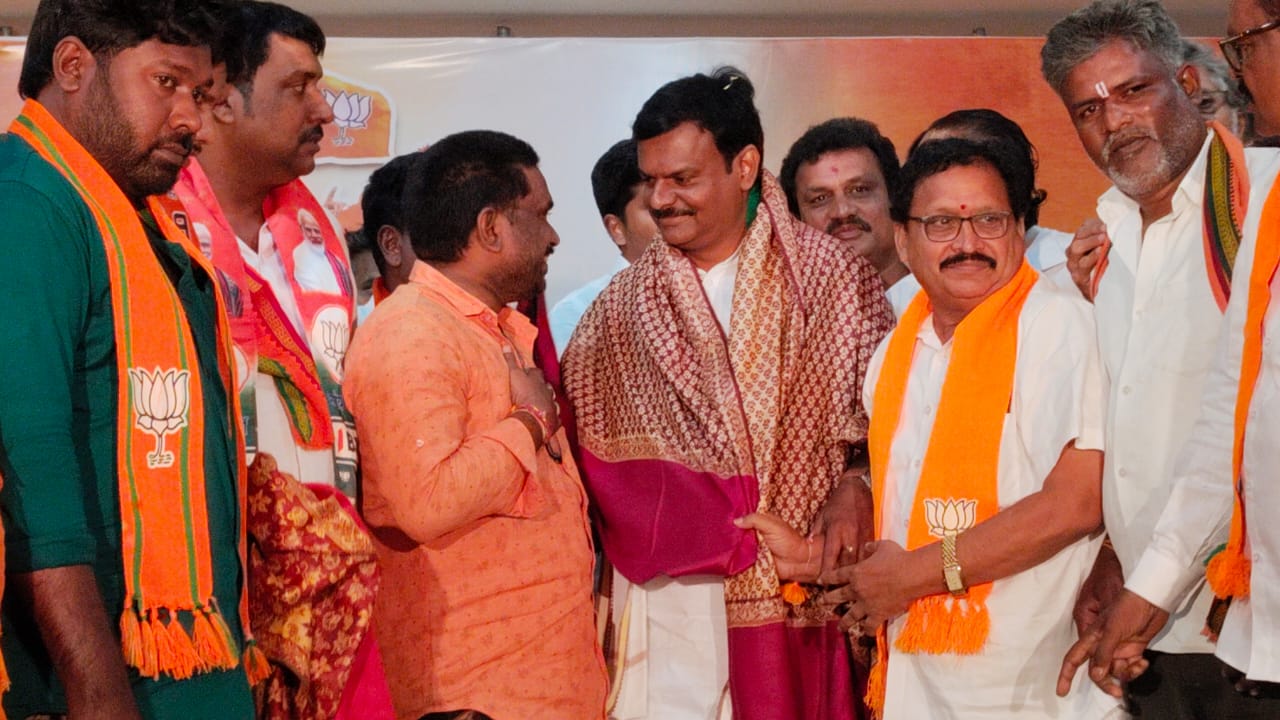 బిజెపి అధ్యక్షుడు మాధవ్ ను కలిసిన ముమ్మిడివరం నియోజకవర్గ నాయకులు.