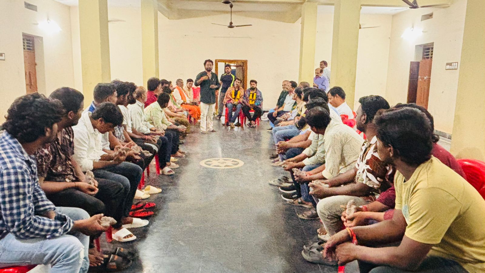 ఫ్రెండ్లీ క్లబ్ ఆధ్వర్యంలో 800 ఉచిత మట్టి గణపతుల పంపిణీ