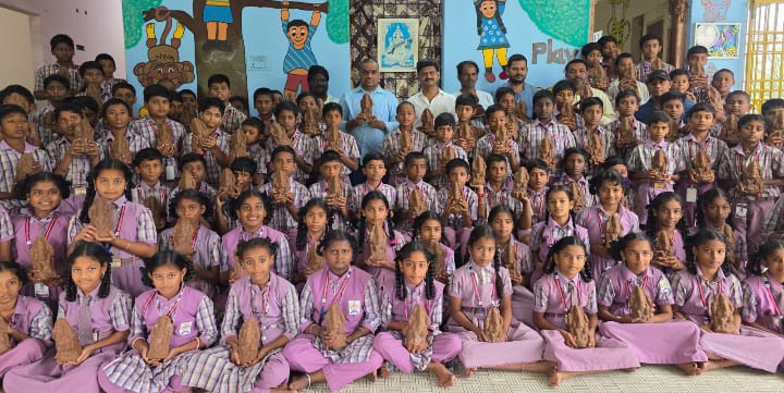 4000 మట్టి వినాయకుడి విగ్రహాల పంపిణీ