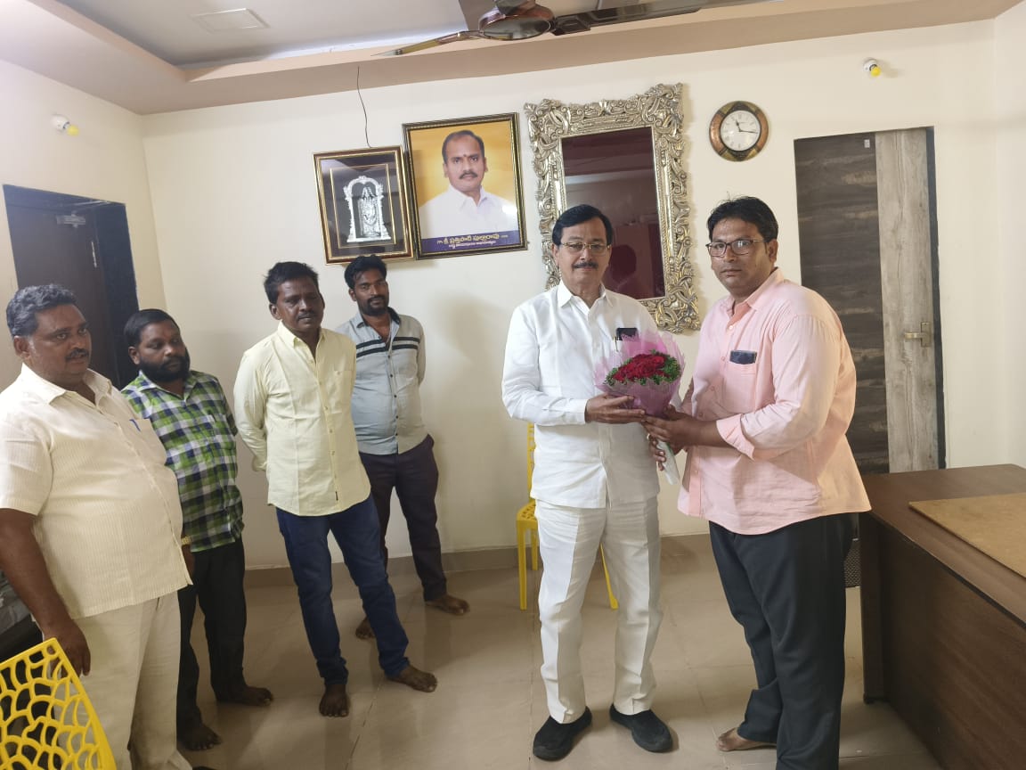 వ్యవసాయ మార్కెట్ చైర్మన్ కరిముల్లా నీ రైతు బజార్ ఈఓ యం.డి ఖాజామర్యాద పూర్వకంగా కలవటం జరిగింది.