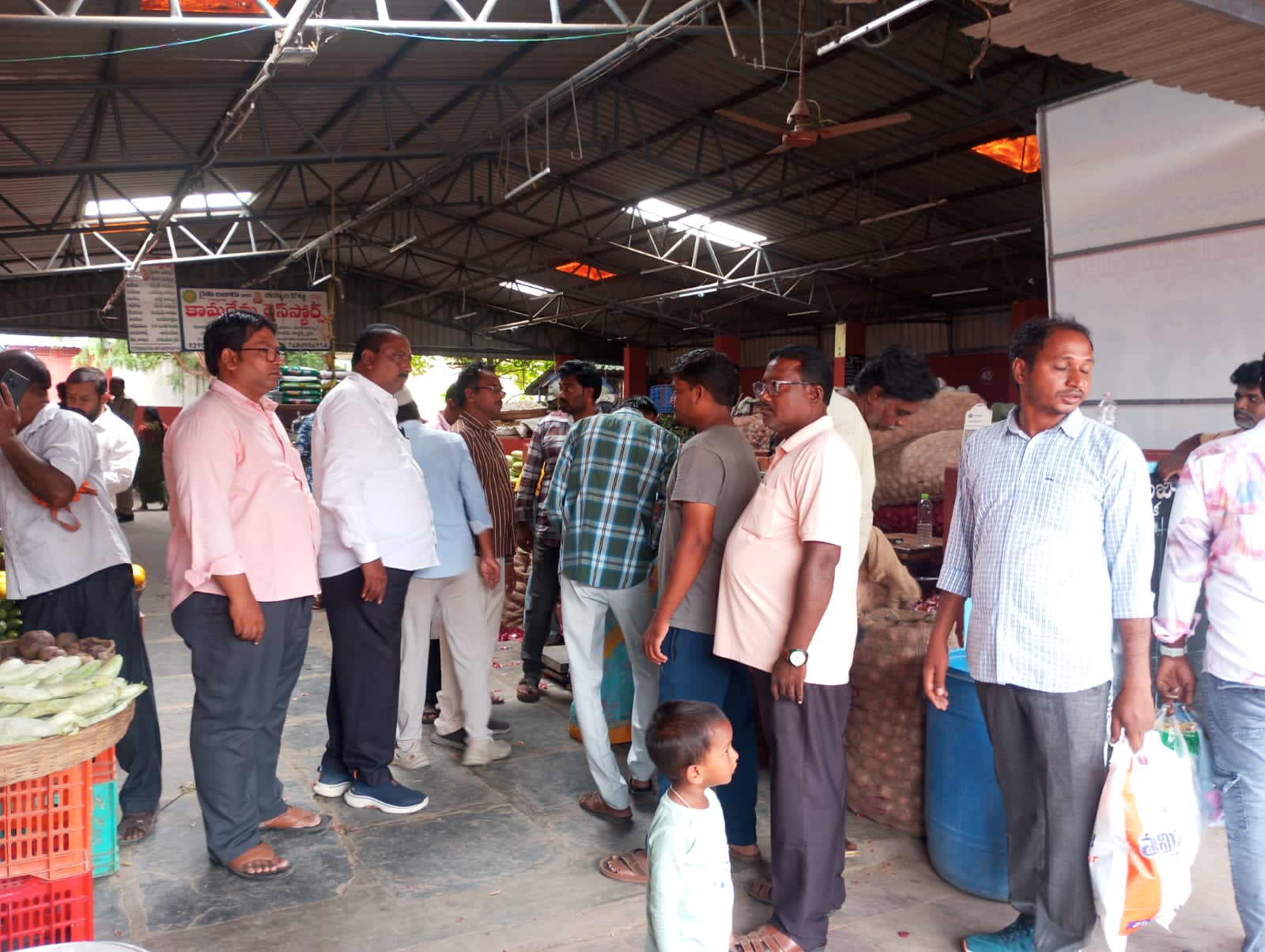 ప్లాస్టిక్ వాడకంపై మున్సిపల్ అధికారులు ప్రత్యేక డ్రైవ్చిలకలూరిపేట రైతు బజార్ లో తనిఖీలు చేసిన బృందం