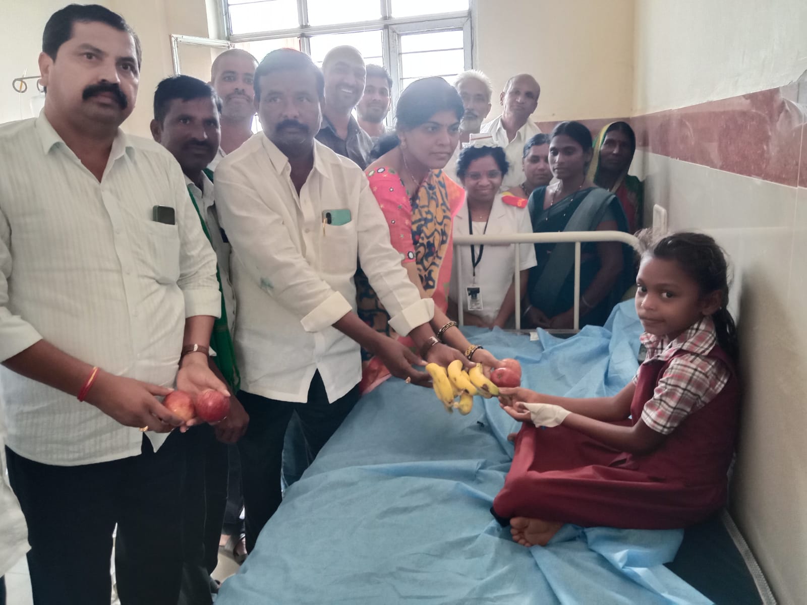 ఫుడ్ పాయిజన్ అయినా పిల్లలను పరామర్శించిన ఏఎంసీ చైర్మన్ కవిత ప్రభాకర్ రెడ్డి