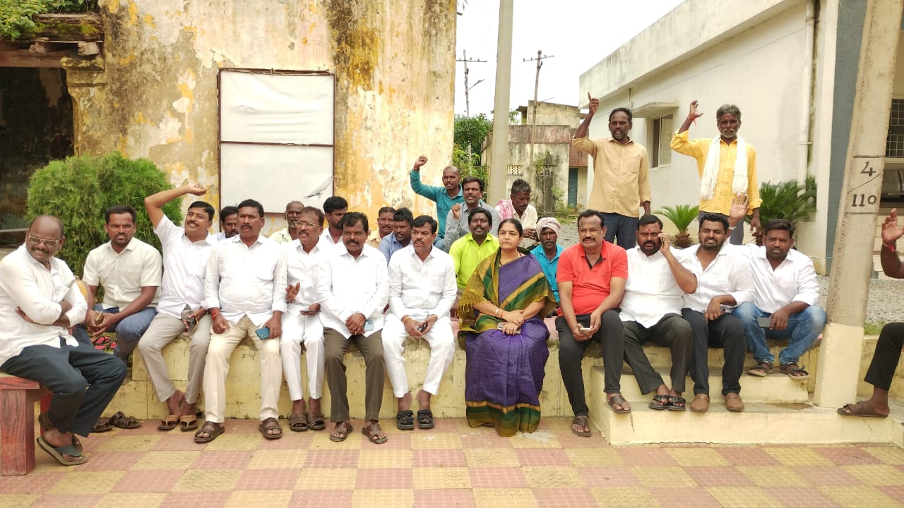 యూరియా కొరతను నిరసిస్తూ.రైతులు రాస్తారోకో!మద్దతు తెలిపిన ఎమ్మెల్యే సునీత రెడ్డి