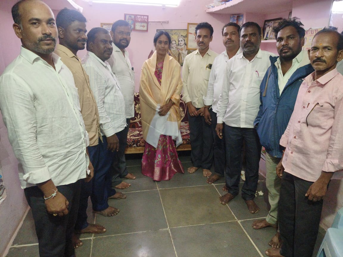 పదోన్నతి పై బదిలీ అయిన ఉపాధ్యాయురాలికి ఘనంగా సన్మానం