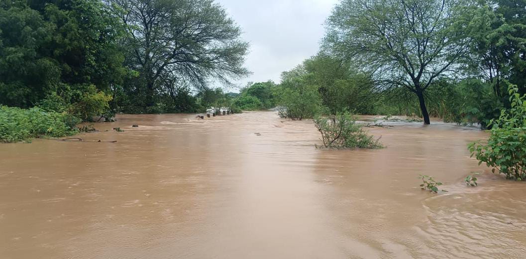 విస్తారంగా కురుస్తున్న వర్షాలు అత్యవసరమైతే తప్ప ప్రజలు బయటికి రావద్దు
