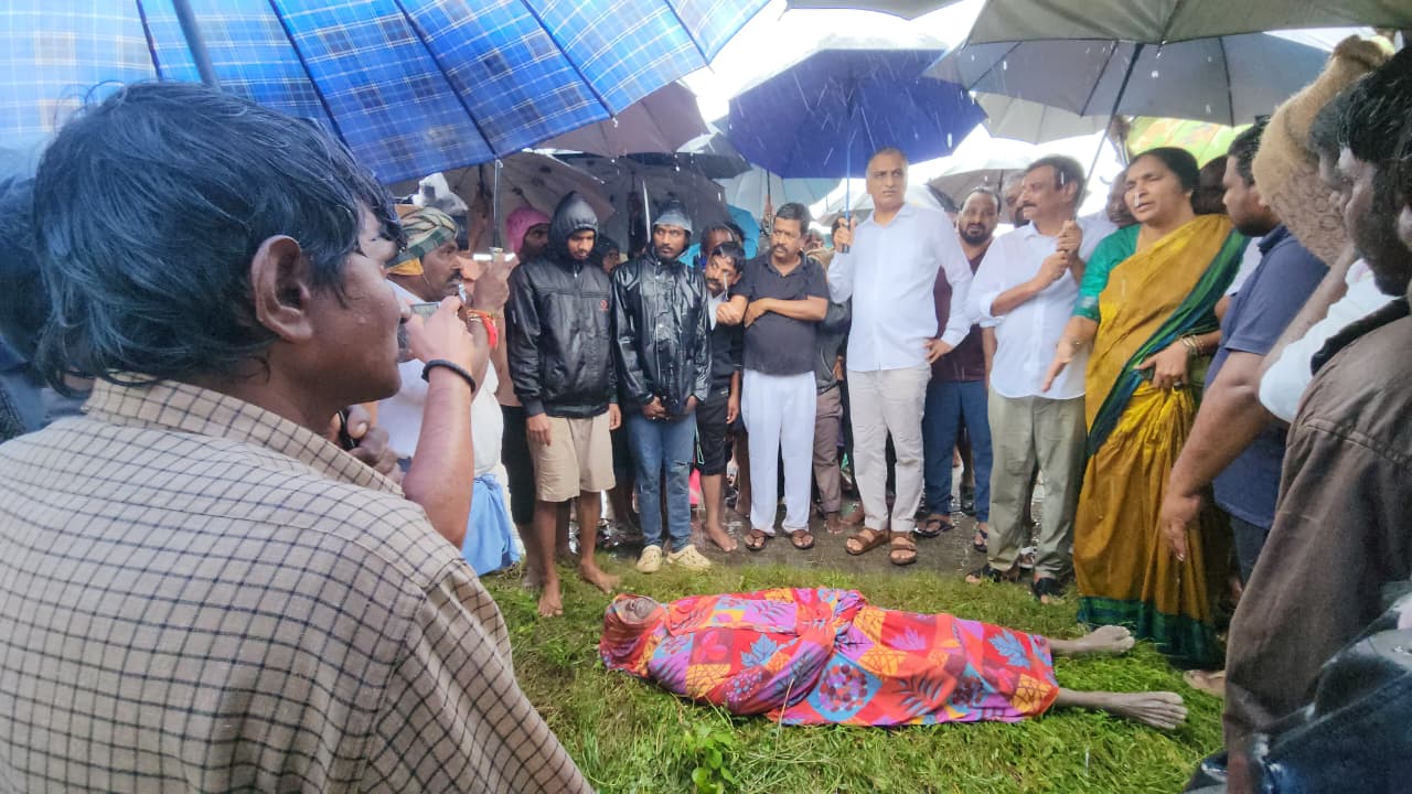 భారీ వర్షాలకు ప్రజలు ప్రాణాలు పోతుంటే పట్టించుకోని ప్రభుత్వం