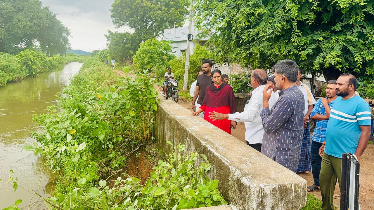 జగిత్యాల జిల్లా బీరుపూర్ మండలంలోని రోళ్ళవాగు కెనాల్ ను పార్శిలించిన మాజీ జెడ్పీ చైర్మన్