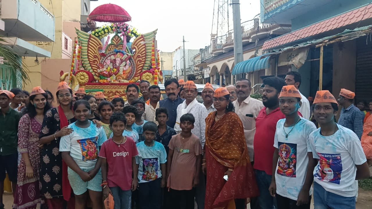 వినాయక మండపాలను దర్శించి ప్రత్యేక పూజలు చేసిన ఎం. ఎల్. ఎ ఆకెపాటి అమర్ నాథ్ రెడ్డి.