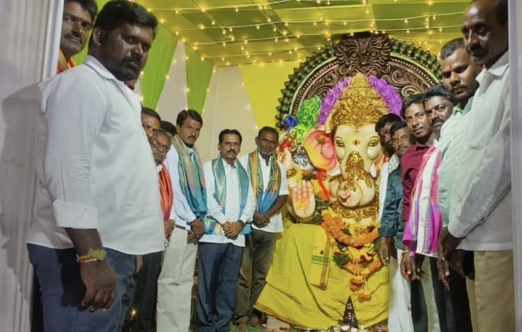 ఘననాధుడు కి బి ఆర్ ఎస్ మాజీ ఎమ్మెల్యే రవీంద్రకుమార్ పూజ కార్యక్రమం.