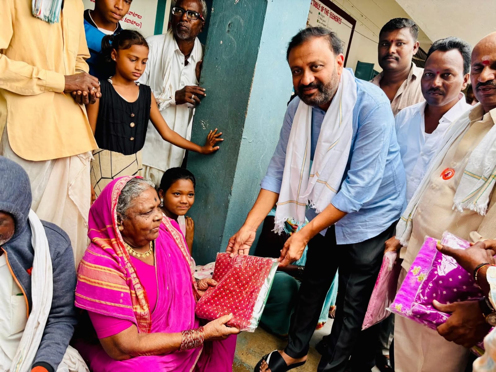 పునరావాస కేంద్రాల్లో బాధితులను పరామర్శించి చీరలు, దుప్పట్లు పంపిణీ చేసిన ఎమ్మెల్యే తోట లక్ష్మీ కాంతారావు…..