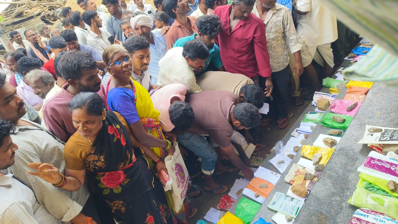 యూరియా కోసం తెల్లవారుజాము నుండే బారులు తీరిన రైతులు..