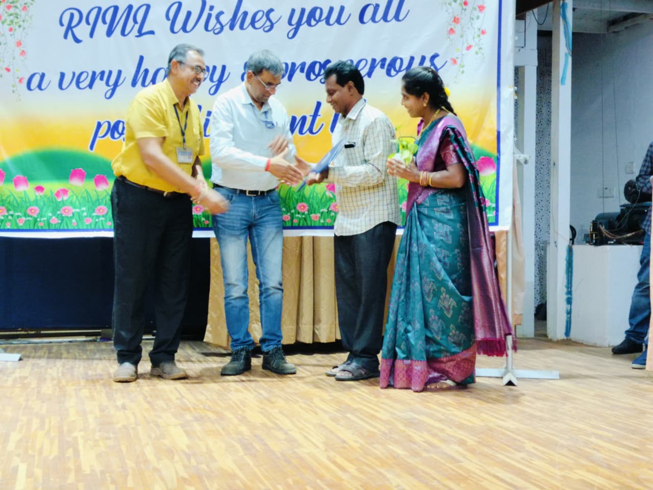 ఎం శ్రీనివాస్ కి పదవీ విరమణ శుభాకాంక్షలు తెలిపిన కుటుంబ సభ్యులు