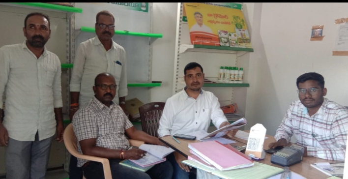 ఎరువుల దుకాణాలను తనిఖీ చేసిన విజిలెన్స్ అధికారులు