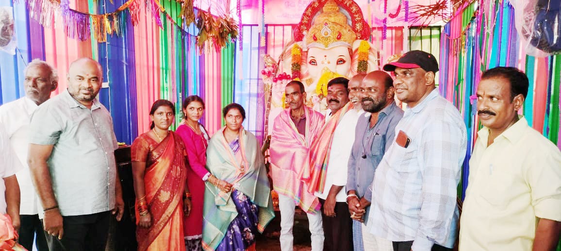 భక్తులకు అన్నప్రసాదం పంపిణి