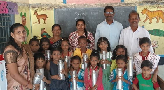 విద్యార్థులకు స్టీల్‌ వాటర్‌ బాటిల్స్‌ పంపిణీ