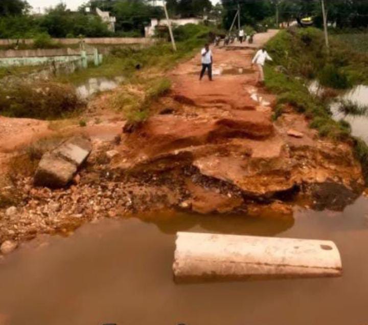 డోంగ్లి లింబూర్ మధ్య రోడ్డు కొట్టుకుపోయిన ప్రధాన రహదారి….