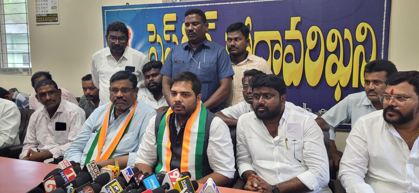 కేంద్రం యూరియా కోతపై ఎంపీ వంశీకృష్ణ మండిపాటు