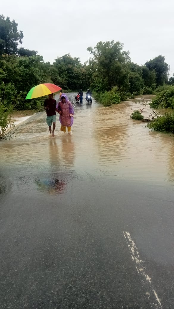 వరద నీటితో రవాణా సమస్యలు – వాహనదారుల ఆవేదన