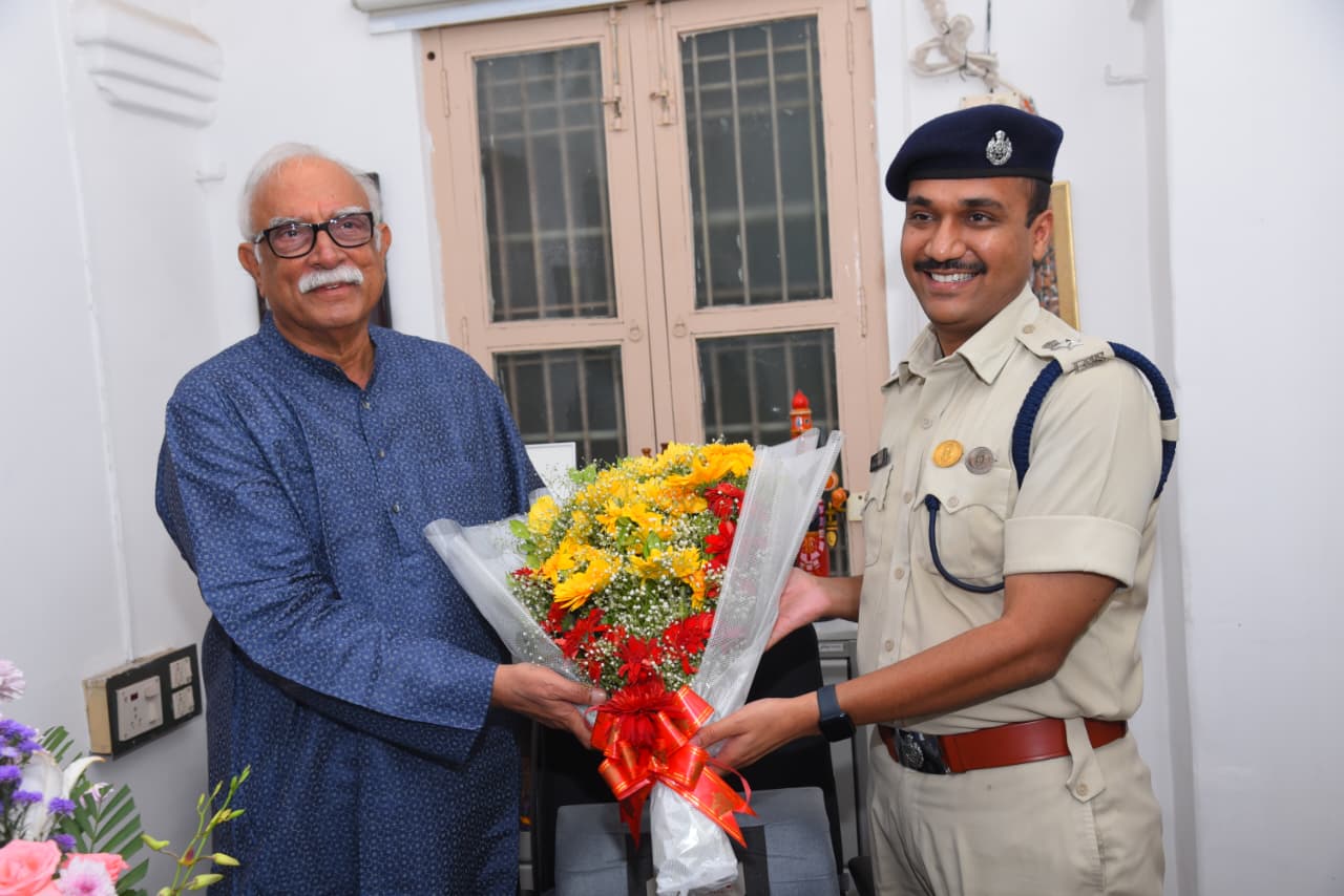 గోవా గవర్నర్ అశోక్ గజపతిరాజును మర్యాద పూర్వకంగా కలిసిన జిల్లా ఎస్పీ