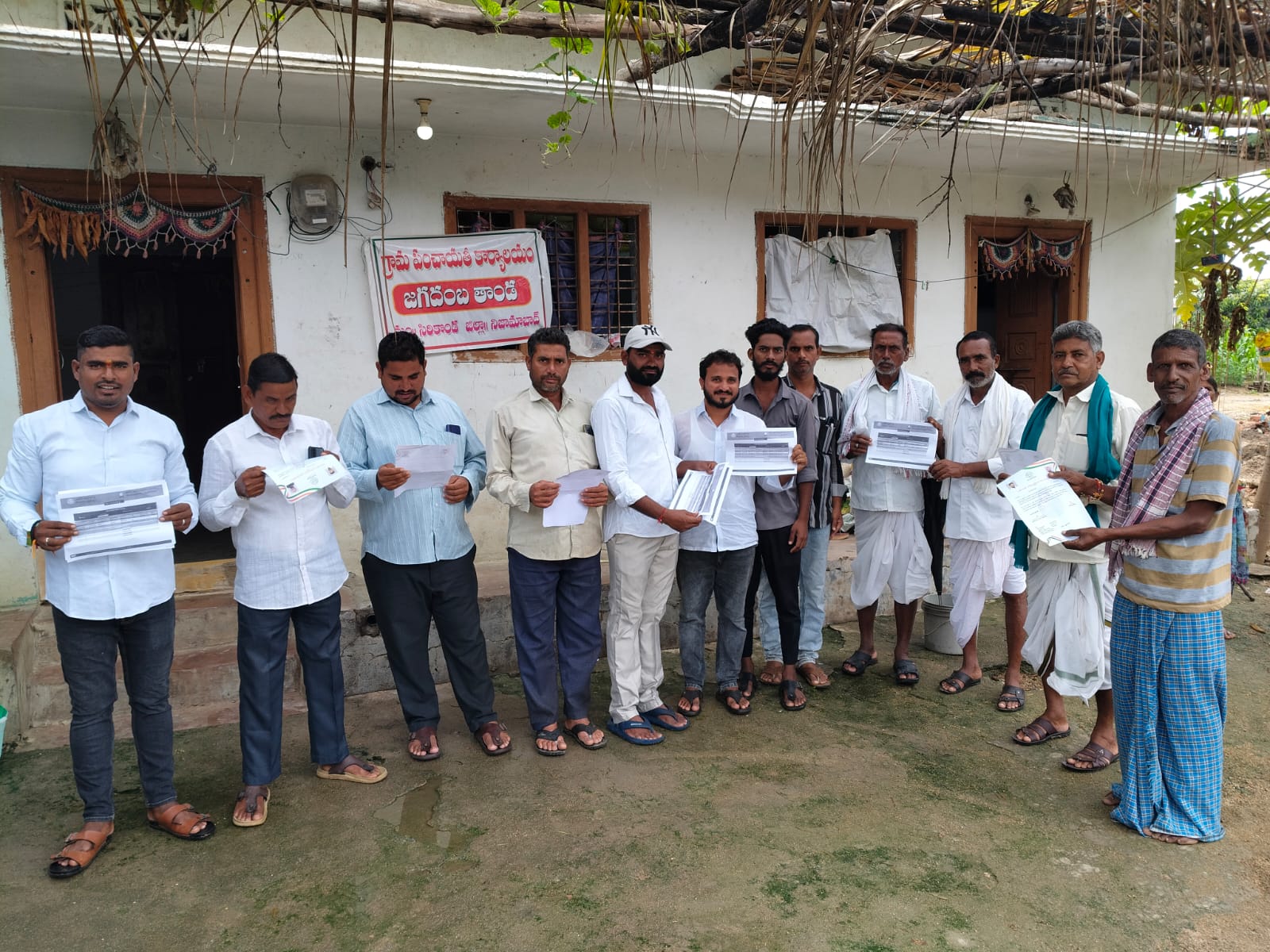 జగదాంబ తండాలో రేషన్ కార్డులు పంపిణీ..!