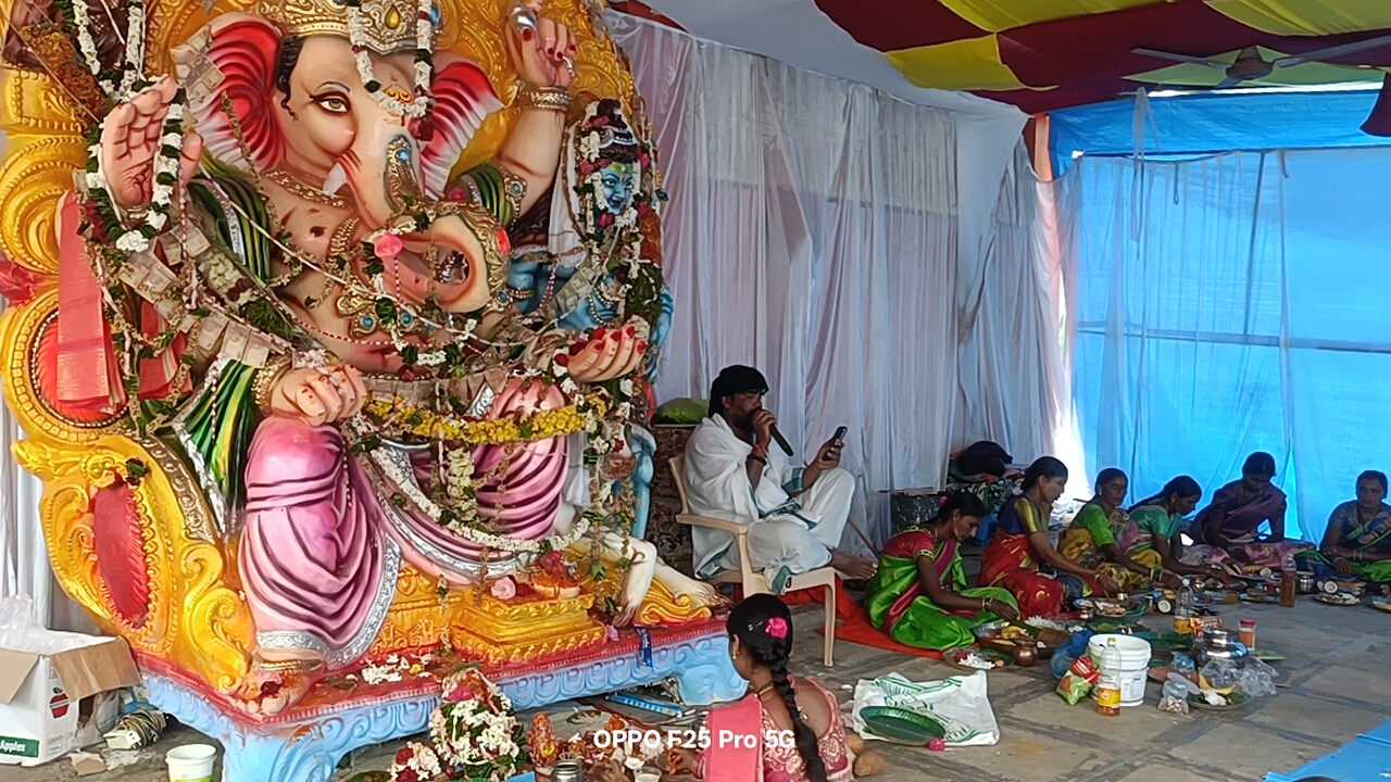 పాతూర్. హనుమాన్ ఆలయం వద్ద వైభవంగా కుంకుమార్చన