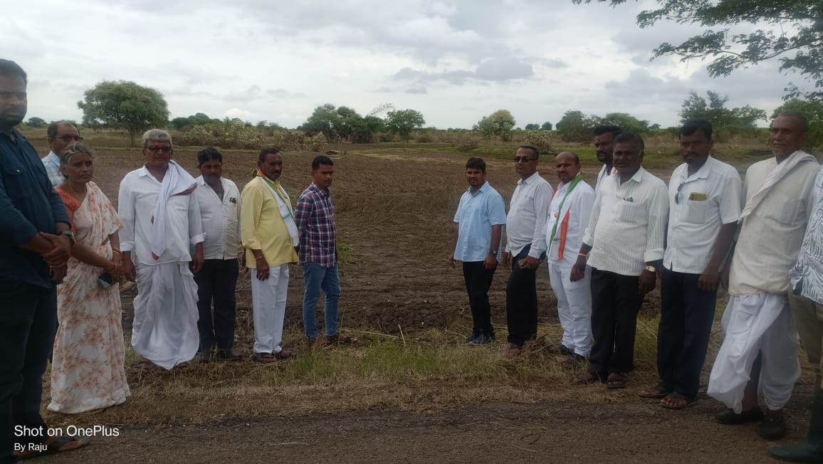 అకాల వర్షానికి మునిగిపోయిన సోయాబీన్ పంటలను పరిశీలించిన అధికారులు….