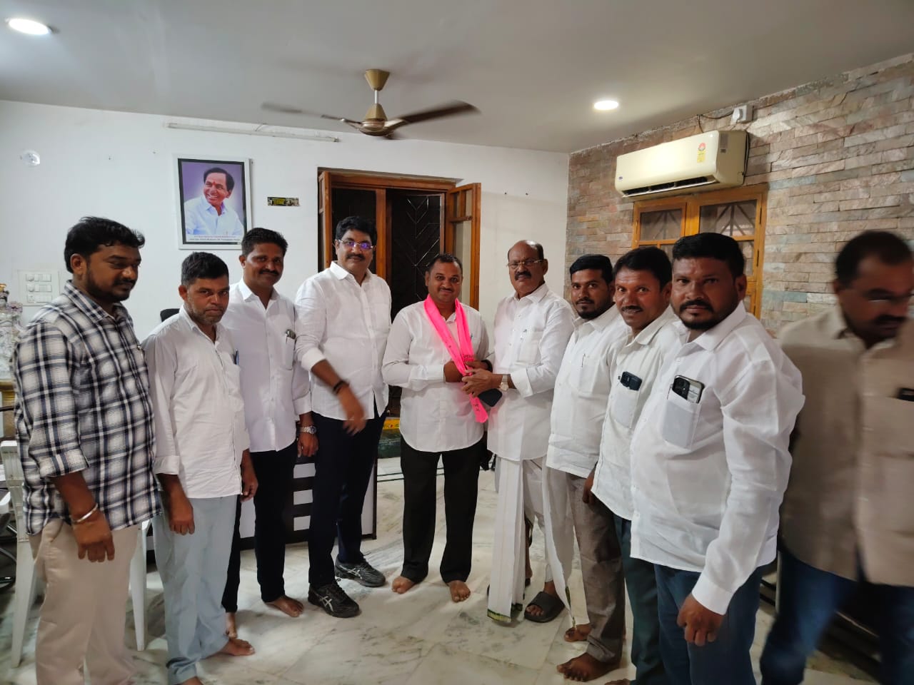 కాంగ్రెస్ పార్టీ నుండి బీఆర్ఎస్ పార్టీలో చేరిక..!