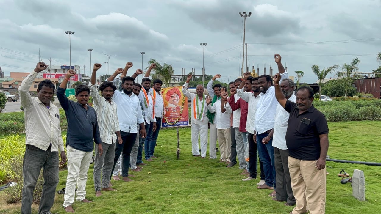 ఎల్కతుర్తి మండల యూత్ కాంగ్రెస్ అద్వర్యంలో ఘనంగా స్వర్గీయ డాక్టర్ వైయస్ రాజశేఖర్ రెడ్డి వర్ధంతి కార్యక్రమం