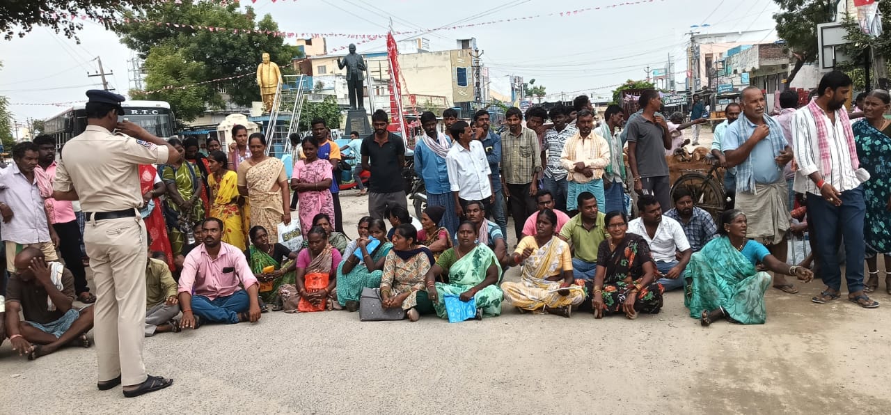 యూరియా కోసం రోడ్డెక్కిన మహిళ రైతులు