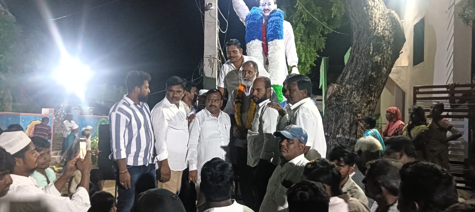 దివంగత నేత వై ఎస్ రాజశేఖర్ రెడ్డి కి ఘన నివాళులు అర్పించిన ఎమ్మెల్యే అన్నా