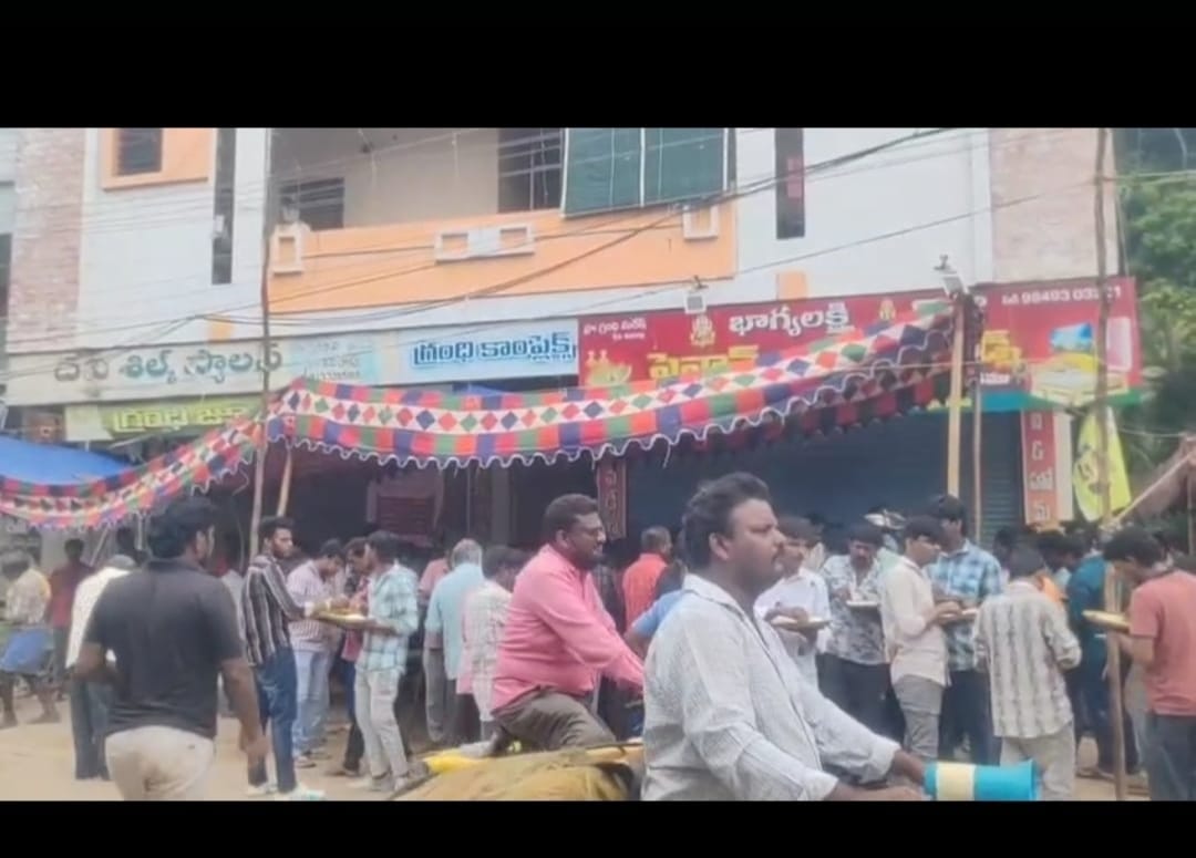గణేష్ సెంటర్లో వరసిద్ధి వినాయక మండపంలో భారీ అన్న సమారాధన