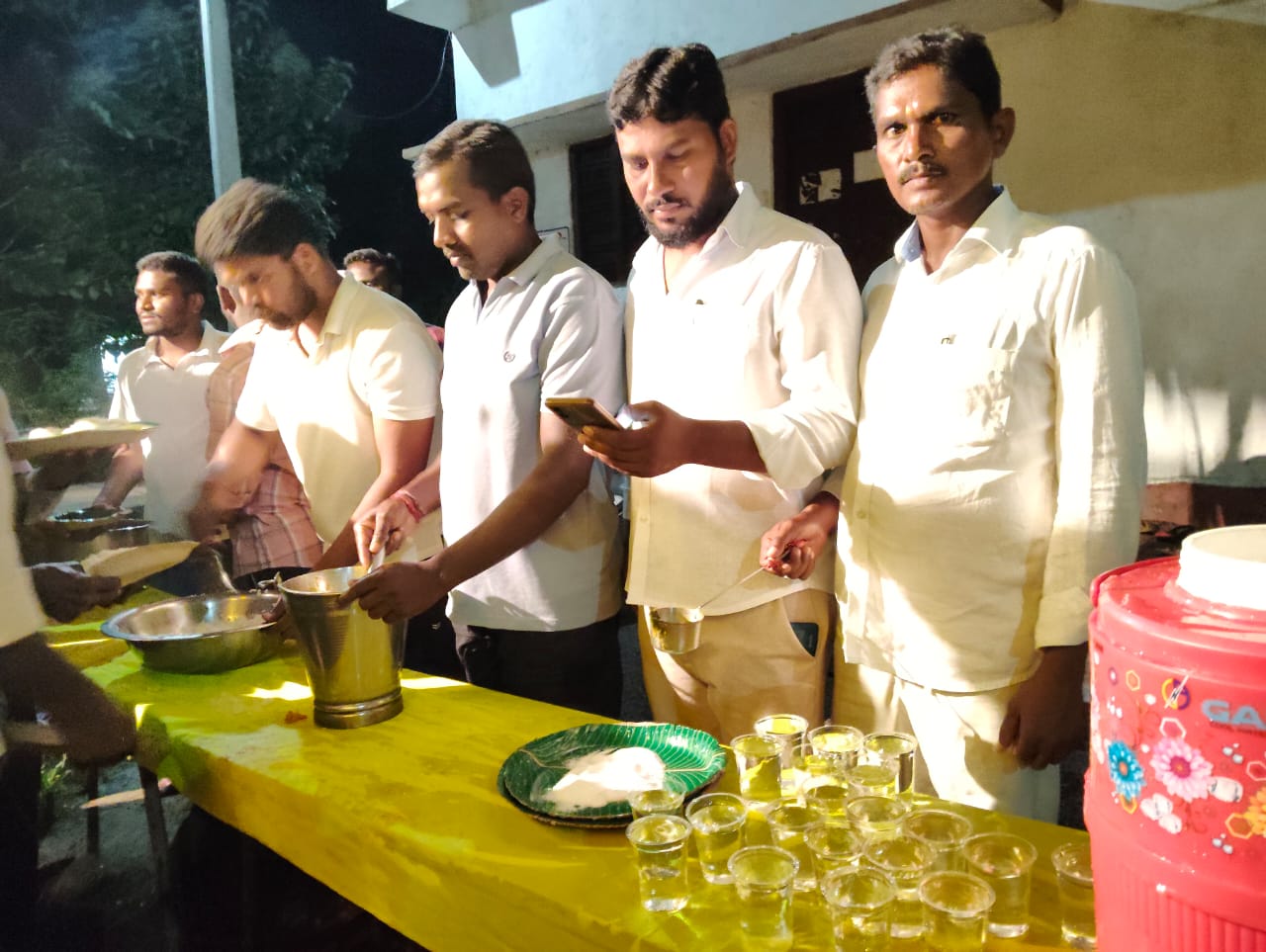 స్నేహ మిత్ర యూత్ అసోసియేషన్ లో మహా అన్న దానం